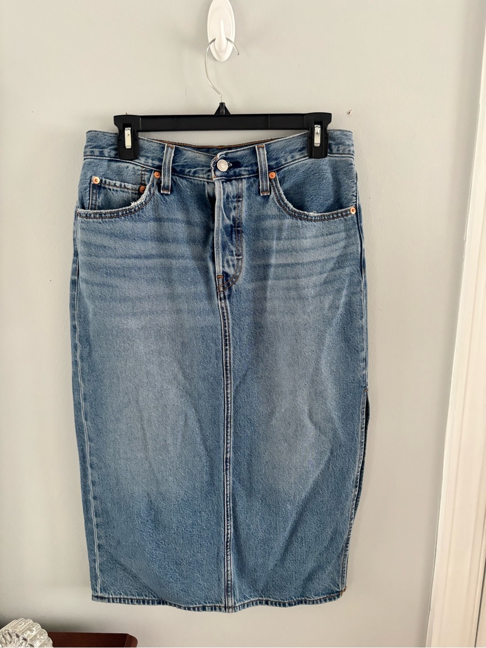 Levi's Medium Blue Denim Midi Skirt with Front Seam